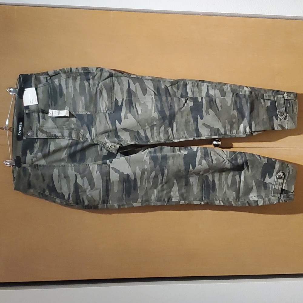 NWT Express Camo Cropped Straight High Rise pants. Green camo sz 8